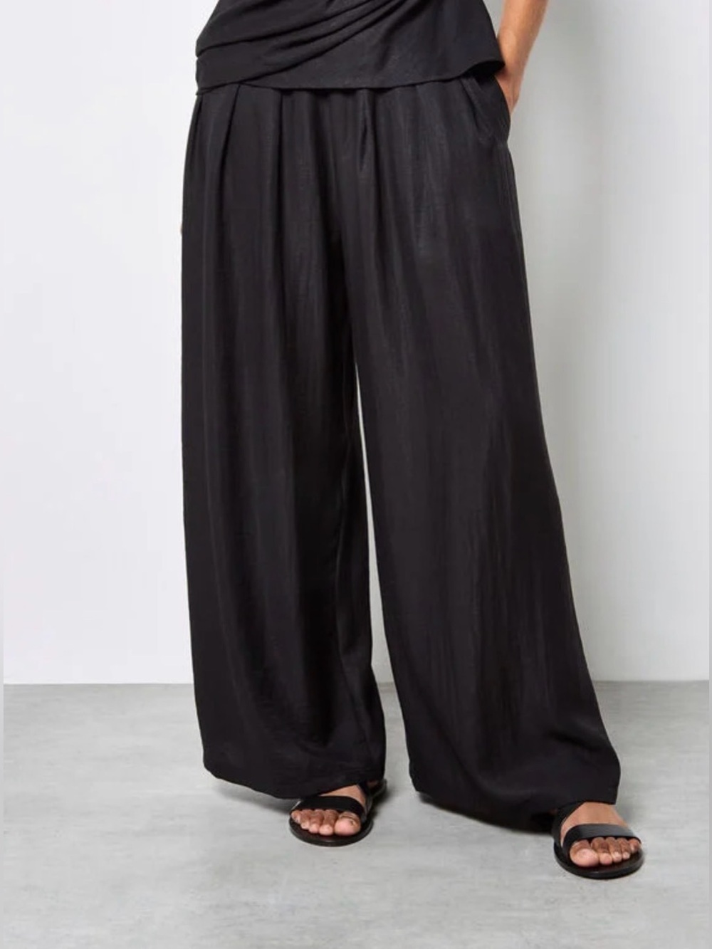 Apricot 🍑- Wide-Leg Black Pants - Sleek Sleeveless Design - Picture 3 of 7